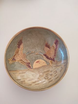 Cuenco decorado de pájaros en el horizonte