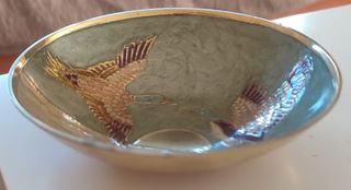 Cuenco decorado de pájaros en el horizonte