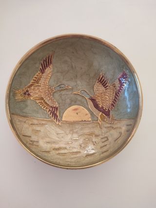 Cuenco decorado de pájaros en el horizonte