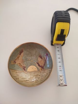 Cuenco decorado de pájaros en el horizonte