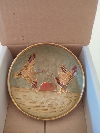 Cuenco decorado de pájaros en el horizonte