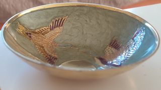 Cuenco decorado de pájaros en el horizonte