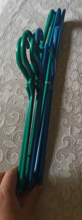 Perchas Plásticas - Azul y Verde