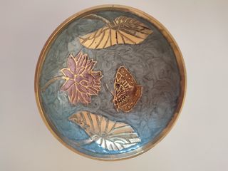 Cuenco decorado con hojas, flor y mariposa