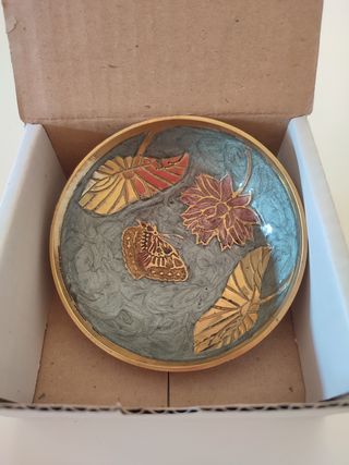 Cuenco decorado con hojas, flor y mariposa