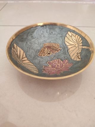 Cuenco decorado con hojas, flor y mariposa