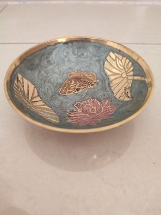 Cuenco decorado con hojas, flor y mariposa