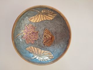 Cuenco decorado con hojas, flor y mariposa