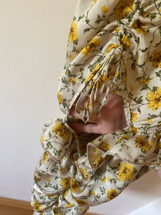 Vestido flores tonos beigePrettylittlething T-36