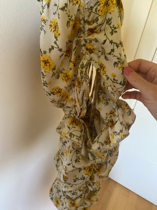 Vestido flores tonos beigePrettylittlething T-36