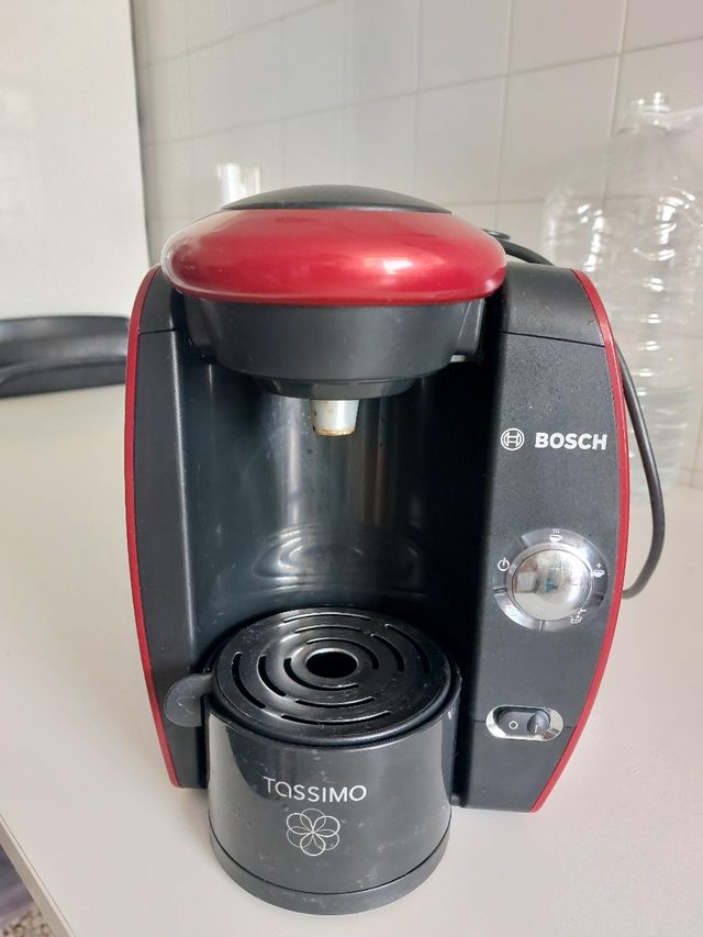 Cafetera Tassimo Bosch roja