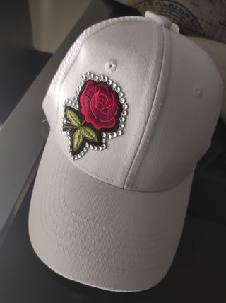 Gorra blanca bordada hecha a mano