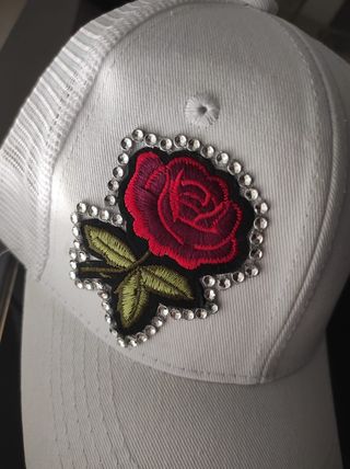 Gorra blanca bordada hecha a mano