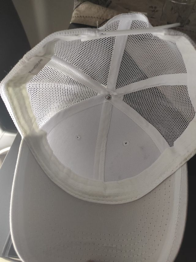 Gorra blanca bordada hecha a mano