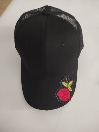 Gorra negra con rosa bordada
