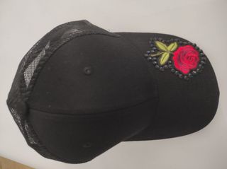 Gorra negra con rosa bordada