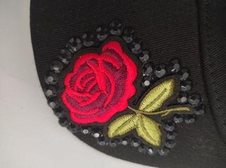Gorra negra con rosa bordada
