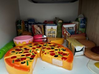 cocinita de madera con accesorios, frutas, pizza