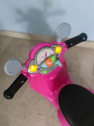 Moto Vespa Infantil Rosa tiene luces y sonido