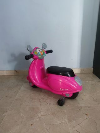 Moto Vespa Infantil Rosa tiene luces y sonido