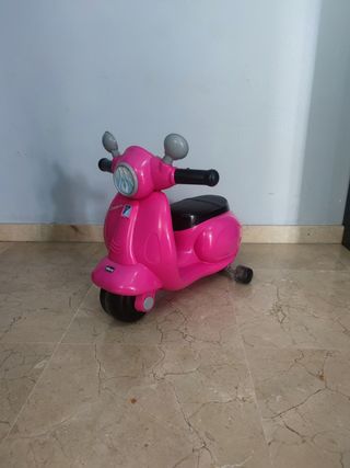 Moto Vespa Infantil Rosa tiene luces y sonido