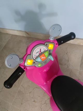Moto Vespa Infantil Rosa tiene luces y sonido