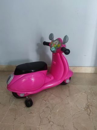 Moto Vespa Infantil Rosa tiene luces y sonido