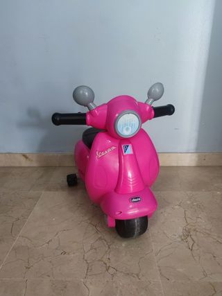 Moto Vespa Infantil Rosa tiene luces y sonido