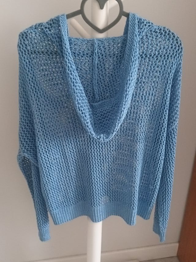 Sudadera punto azul cielo con capucha