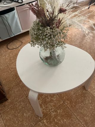 Mesa Ikea blanca triangular .