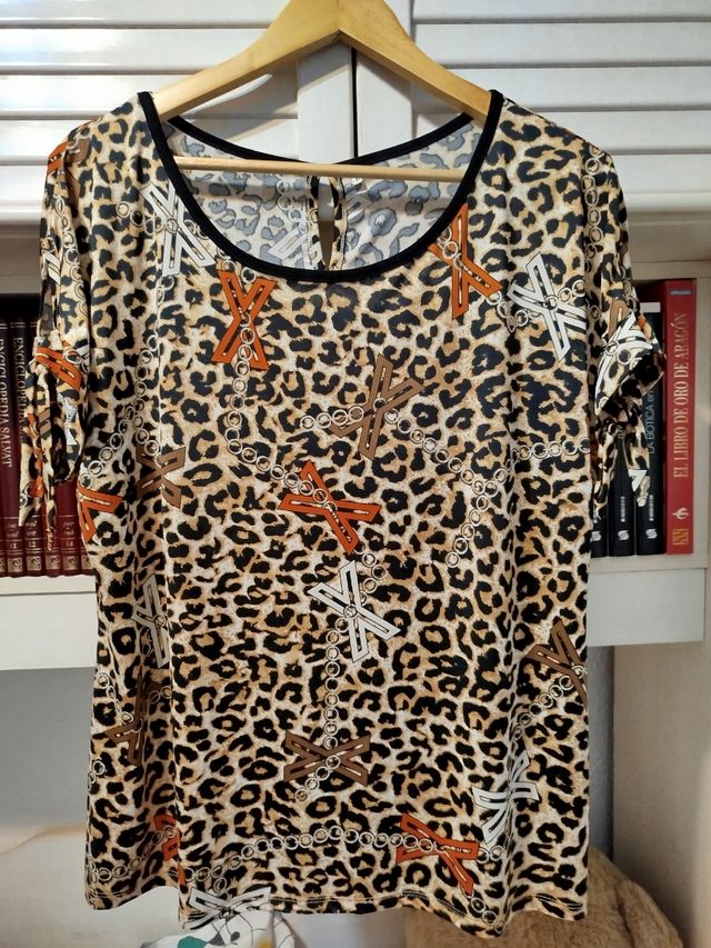 Top leopardo con cadenas, aberturas en mangas.