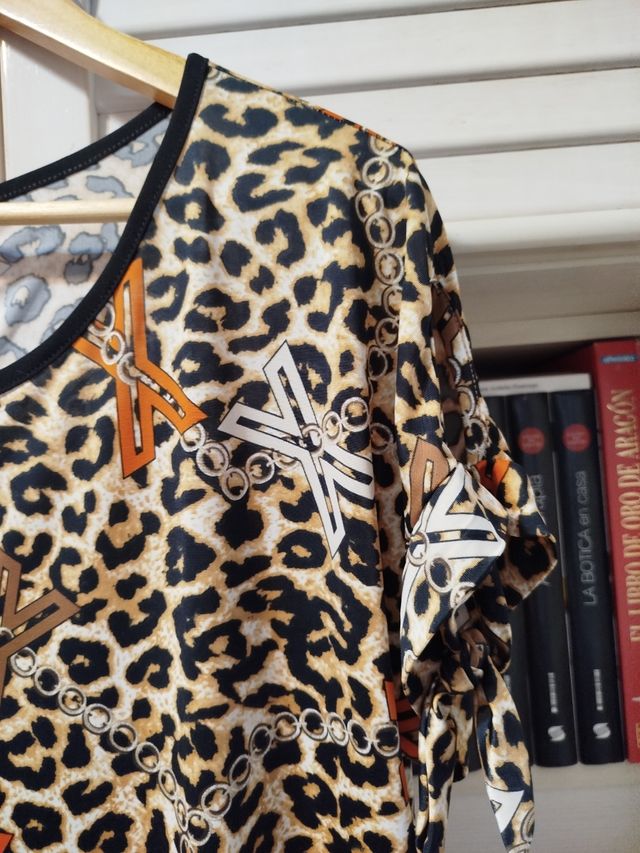 Top leopardo con cadenas, aberturas en mangas.
