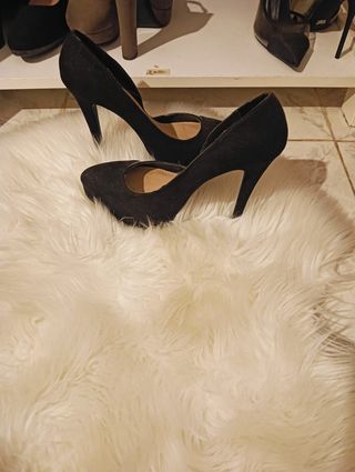 Tacones negros de ante