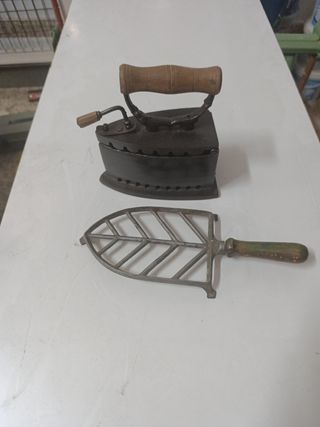 Plancha carbón antigua con soporte