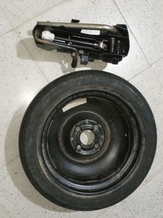 Rueda repuesto coche con gato y llave