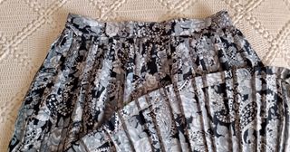 FALDA VINTAGE PLISADA FLORES NEGRO/GRIS