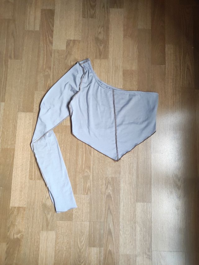 Top asimétrico - hombro descubierto