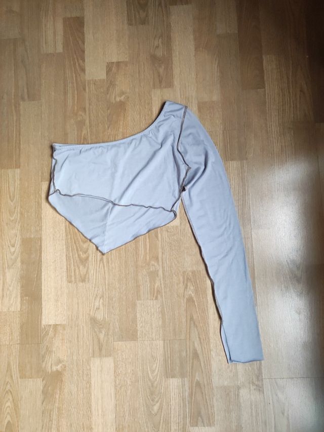 Top asimétrico - hombro descubierto