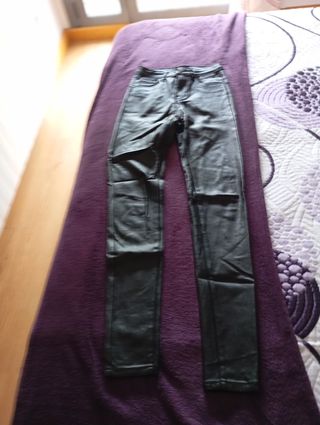 Pantalones Bershka negros efecto cuero