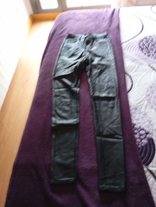 Pantalones Bershka negros efecto cuero
