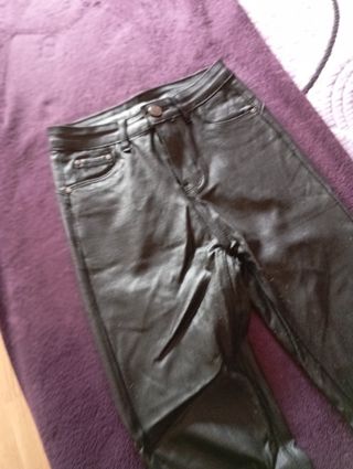 Pantalones Bershka negros efecto cuero