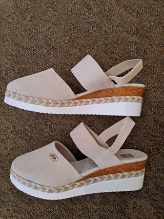 Sandalias de cuña beis. 
Talla 40