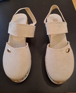 Sandalias de cuña beis. 
Talla 40