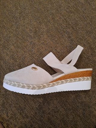 Sandalias de cuña beis. 
Talla 40