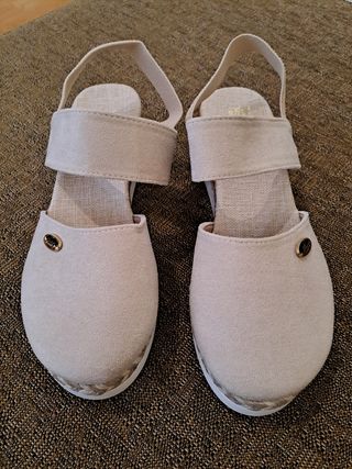 Sandalias de cuña beis. 
Talla 40