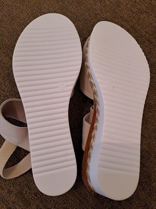 Sandalias de cuña beis. 
Talla 40