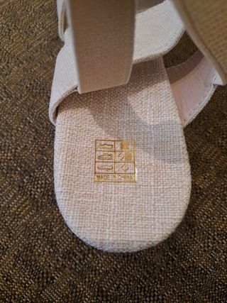 Sandalias de cuña beis. 
Talla 40