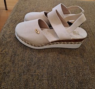 Sandalias de cuña beis. 
Talla 40