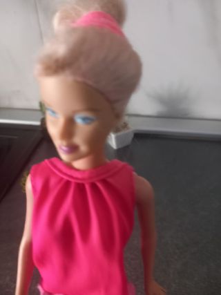 Barbie anni '90 vintage ha un braccio un po lento