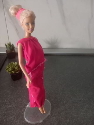 Barbie anni '90 vintage ha un braccio un po lento